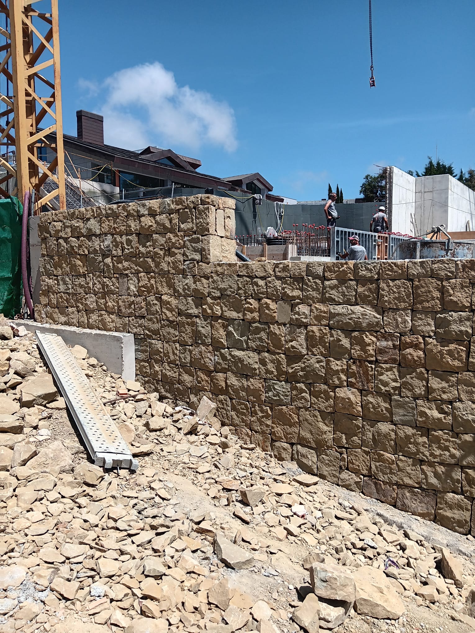 Cantero artesano construyendo un muro de sillería de piedra